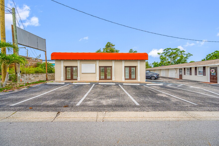 More Photos Of 1230 Lady Marion Ln, Dunedin Flex For Lease