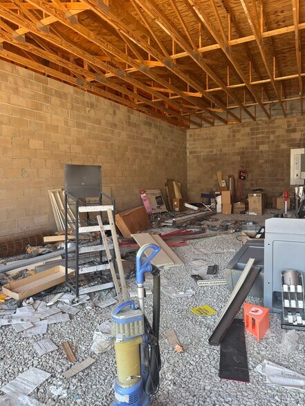 More Photos Of 895 S State St, North Vernon Service Station For Lease