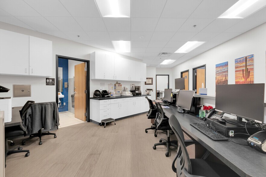 More Photos Of 2222 E Highland Ave, Phoenix Medical For Lease