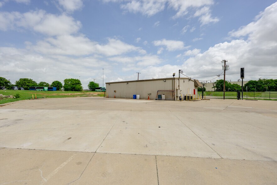 More Photos Of 801 N Walton Walker Hwy, Irving Warehouse For Lease