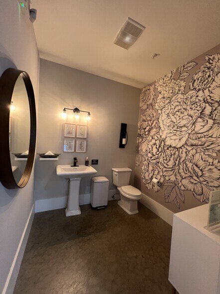More Photos Of 118 Oak Crescent Cir, Clayton Hotel For Sale