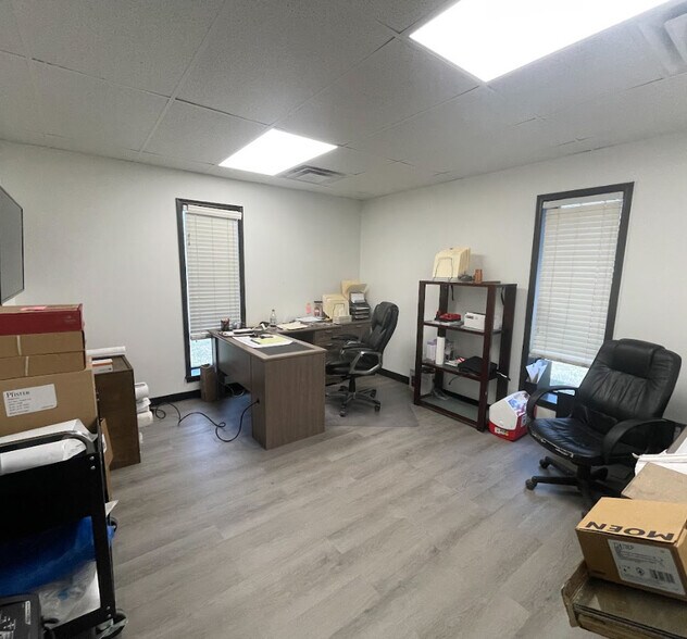 More Photos Of 149 S 40th St, Springdale Showroom For Lease