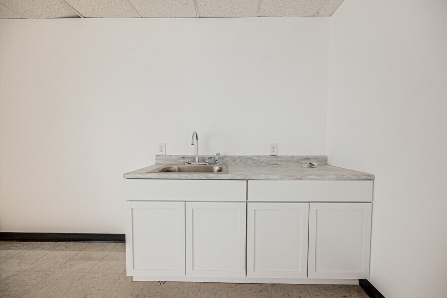 More Photos Of 20 Willow Springs Cir, York Warehouse For Lease