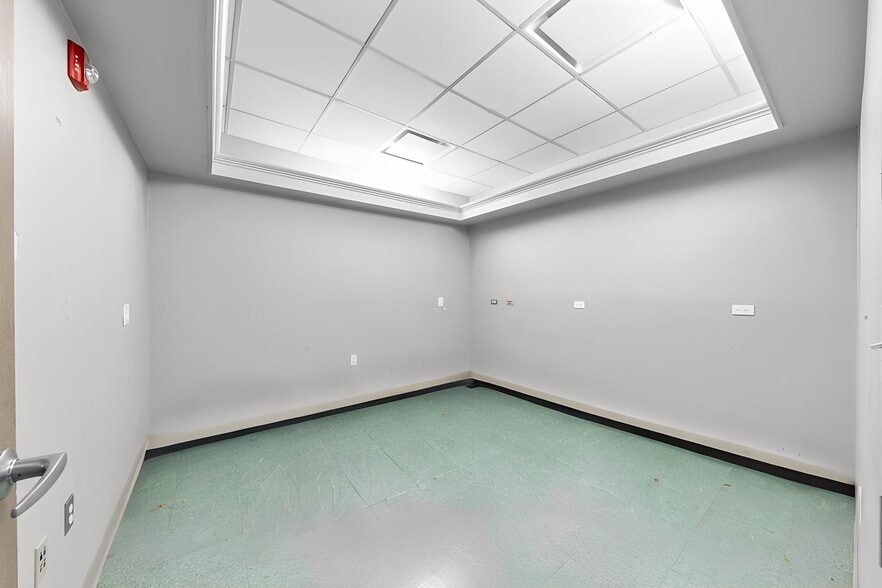 More Photos Of 3828 Avenue N, Galveston Hospital For Lease