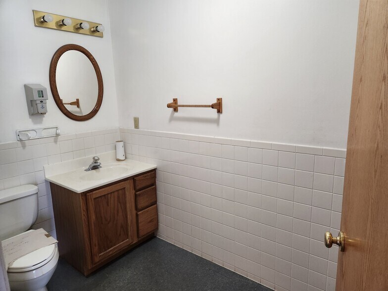 More Photos Of 5124 Warren Rd, Imperial Office For Sale