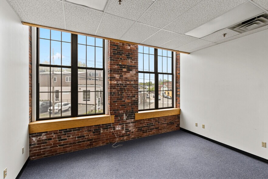 More Photos Of 2 Storer St, Kennebunk Office For Lease