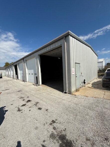 More Photos Of 4103 W Sunshine St, Springfield Warehouse For Lease