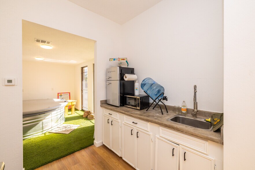 More Photos Of 3915 McKinney St, Houston Light Distribution For Sale