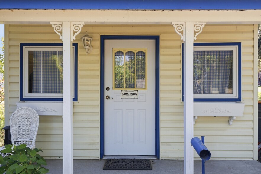 More Photos Of 7001 Savona Access Rd, Thompson-Nicola Hotel For Sale