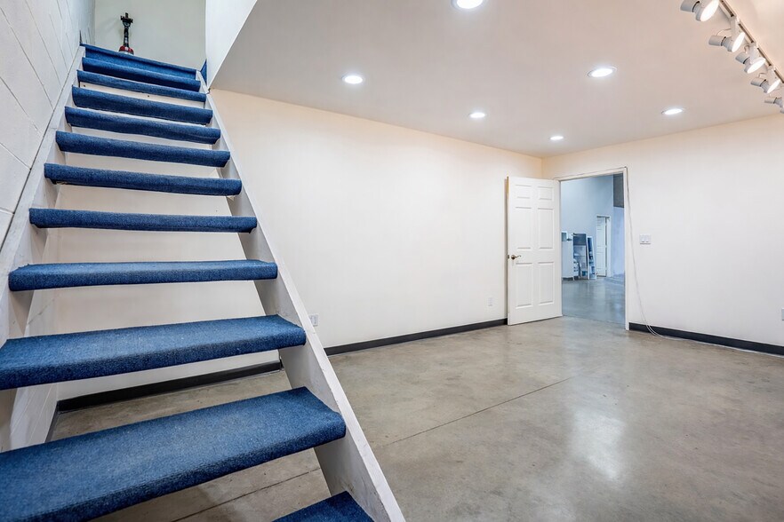More Photos Of 2807 S Olive St, Los Angeles Warehouse For Sale
