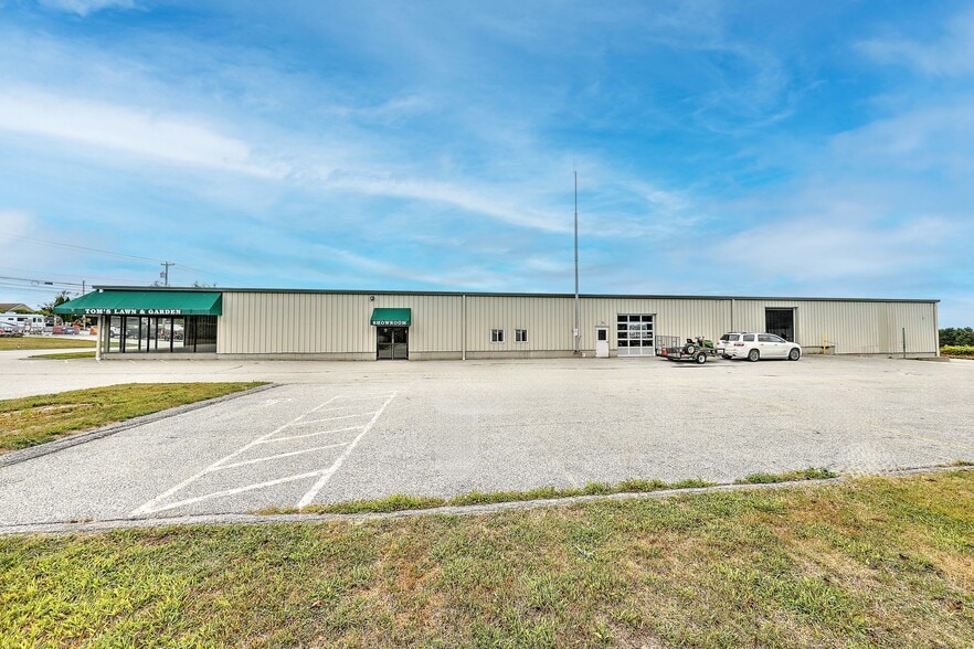 More Photos Of 1055 E Main Rd, Portsmouth Warehouse For Lease