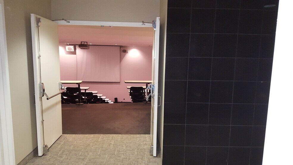 More Photos Of 1607 E Big Beaver Rd, Troy Office Residential For Lease