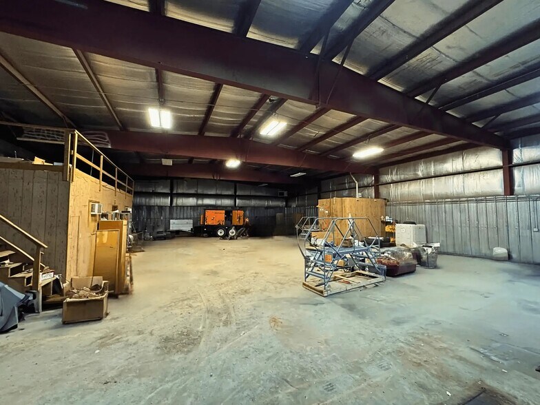 More Photos Of 4925A NW Alpha St, Williston Warehouse For Lease
