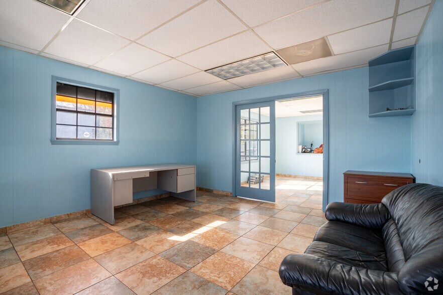 More Photos Of 2606 Shaver St, Pasadena Auto Dealership For Lease