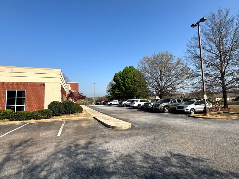 More Photos Of 6400 Peake Rd, Macon-Bibb Office For Sale