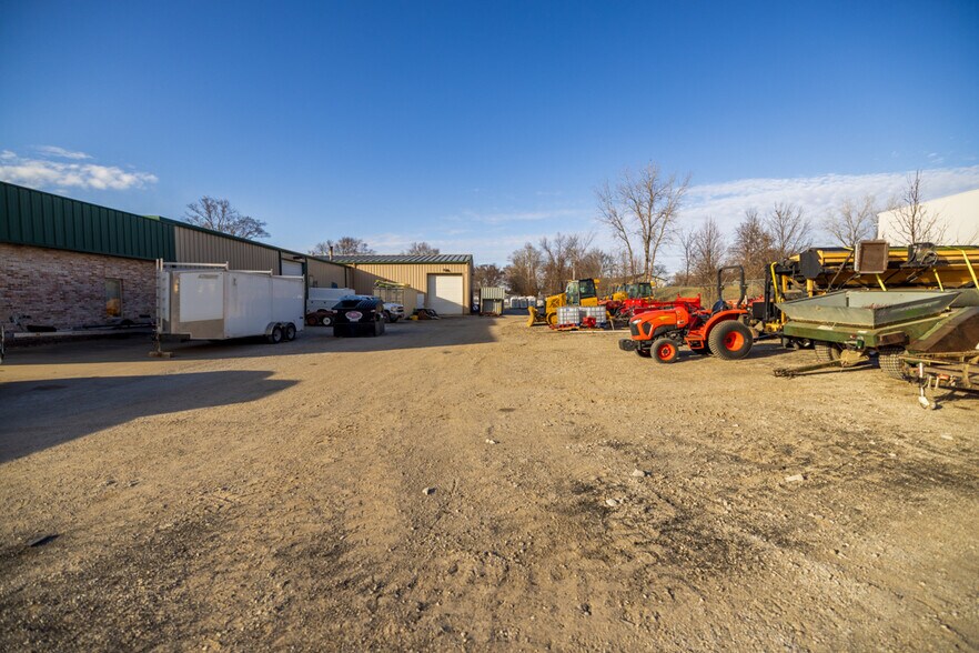 More Photos Of 1621 Se Summit St, Lee's Summit Light Distribution For Sale