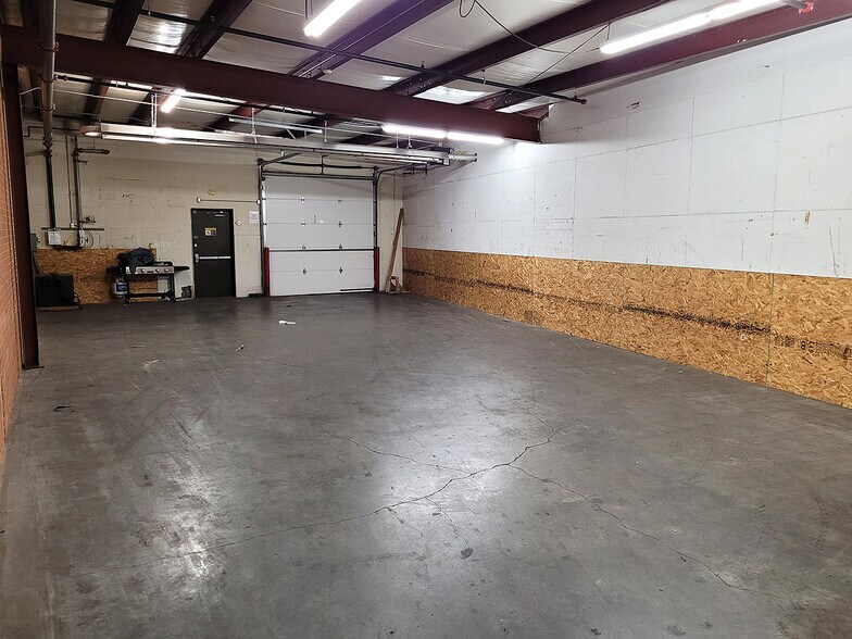 More Photos Of 1 S Lorraine St, Hutchinson Light Manufacturing For Sale