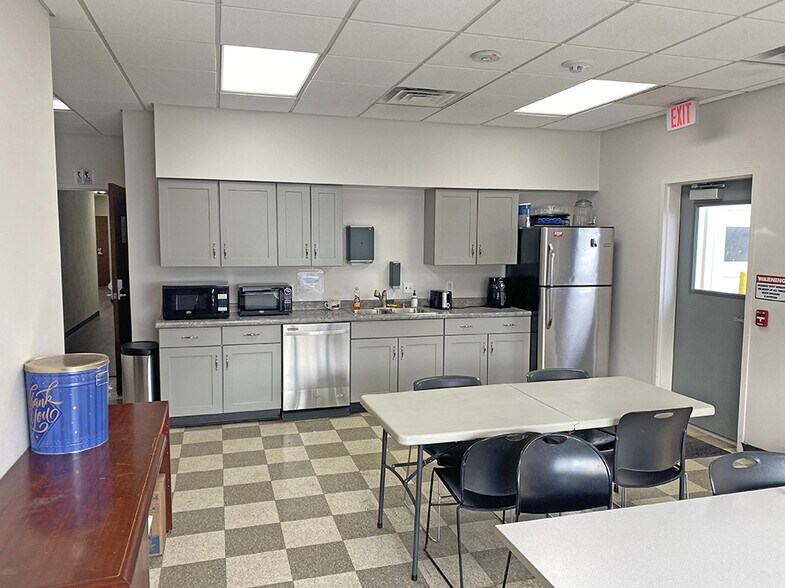 More Photos Of 5920 Gateway Industrial Dr, Belleville Warehouse For Lease