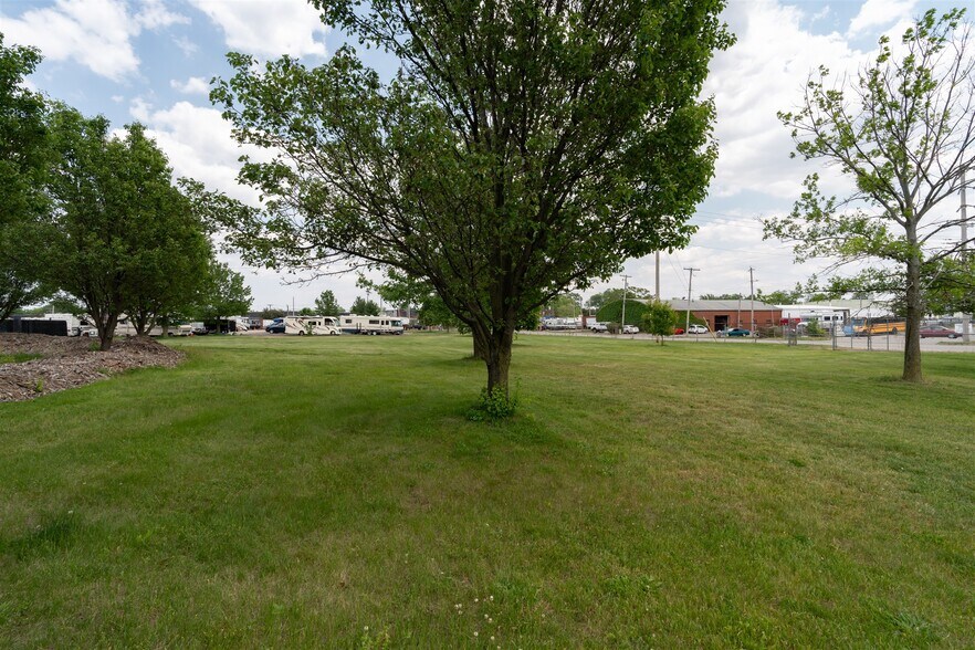 More Photos Of 1100 E Bell St, Bloomington Manufacturing For Lease