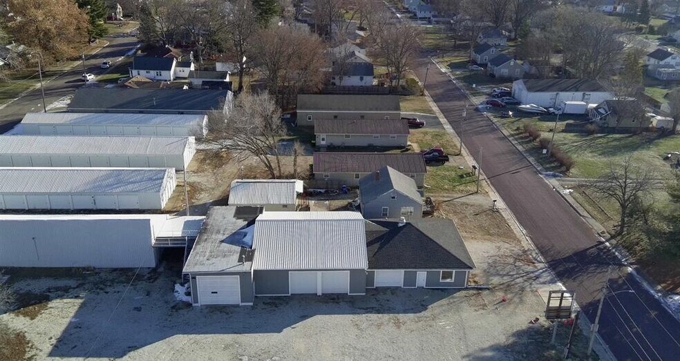 More Photos Of 421 E Moneta Ave, Peoria Heights Self Storage For Lease