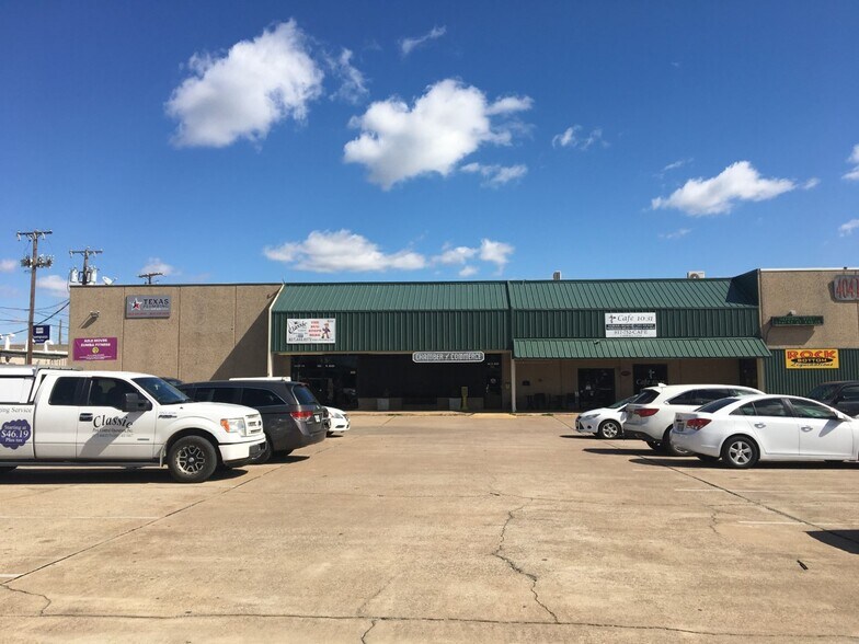 More Photos Of 404 W Main St, Azle Freestanding For Sale