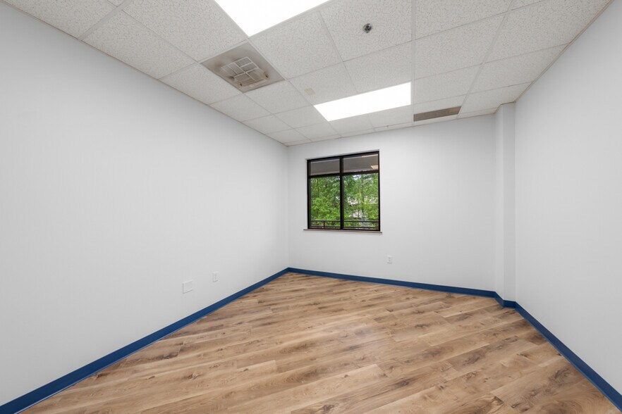 More Photos Of 312-326 Cloister Ct, Chapel Hill Office For Lease