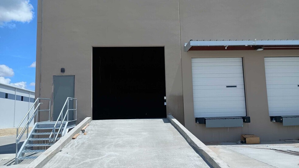 More Photos Of 1192 Reuthinger Pky, Laredo Distribution For Sale