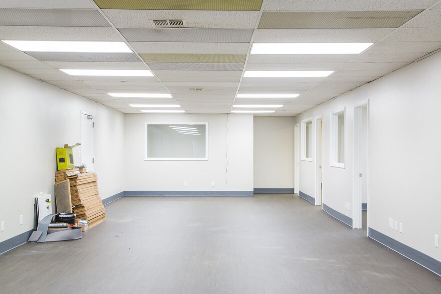 More Photos Of 10308 State Line Rd, Leawood Office For Lease