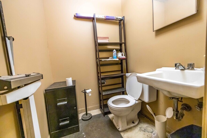 More Photos Of 1617 Benning Dr, Columbus Warehouse For Sale