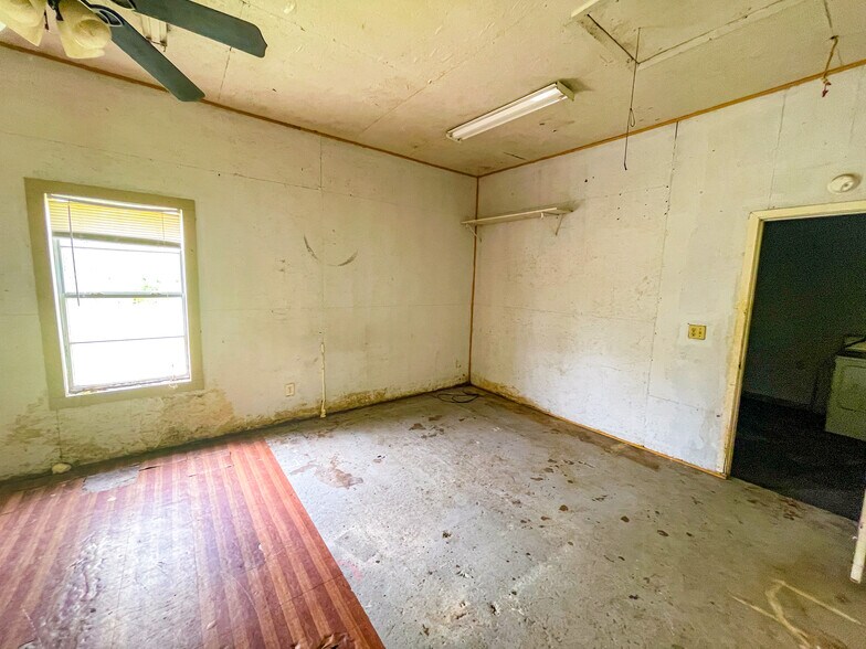 More Photos Of 2305 N Main St, Vidor Flex For Sale