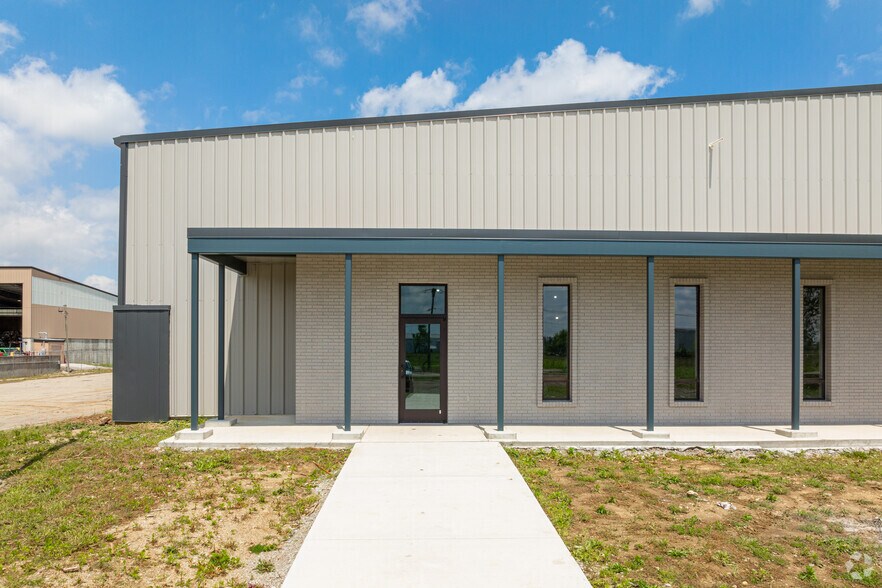 More Photos Of 800 Industrial Dr, Franklin Warehouse For Lease