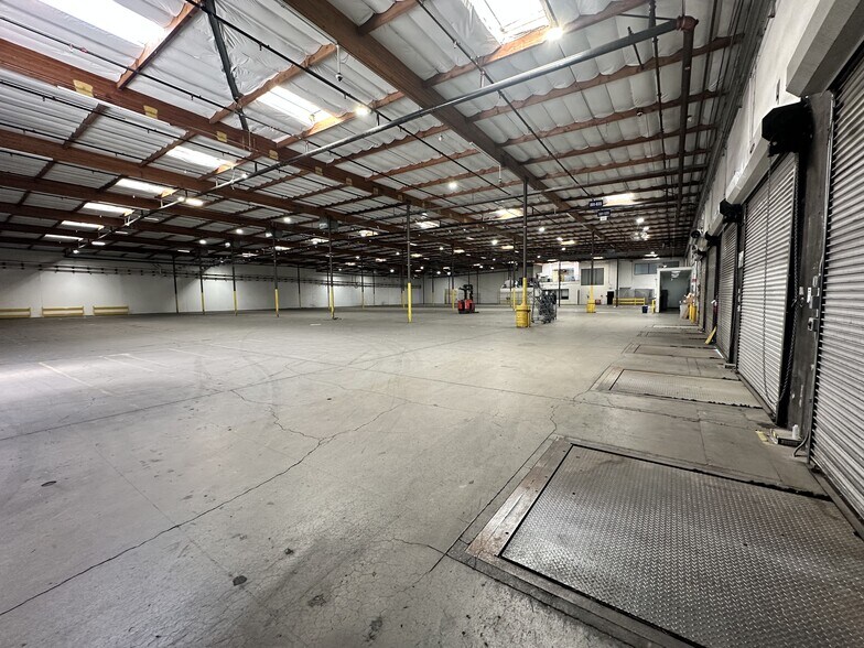 More Photos Of 26455 Ruether Ave, Santa Clarita Showroom For Lease