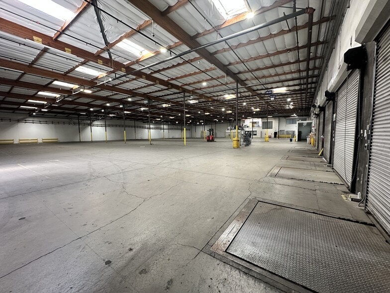 More Photos Of 26455 Ruether Ave, Valencia Showroom For Lease