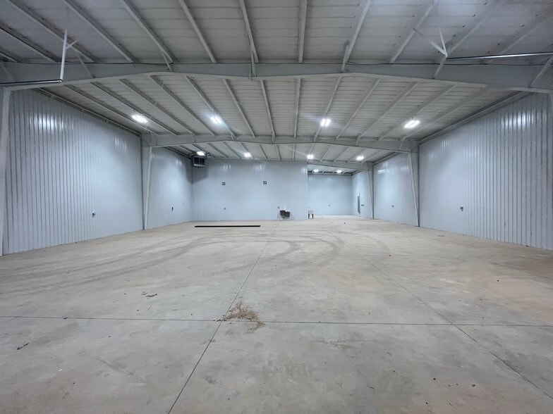 More Photos Of 616 NW 125th st, Oklahoma City Warehouse For Lease
