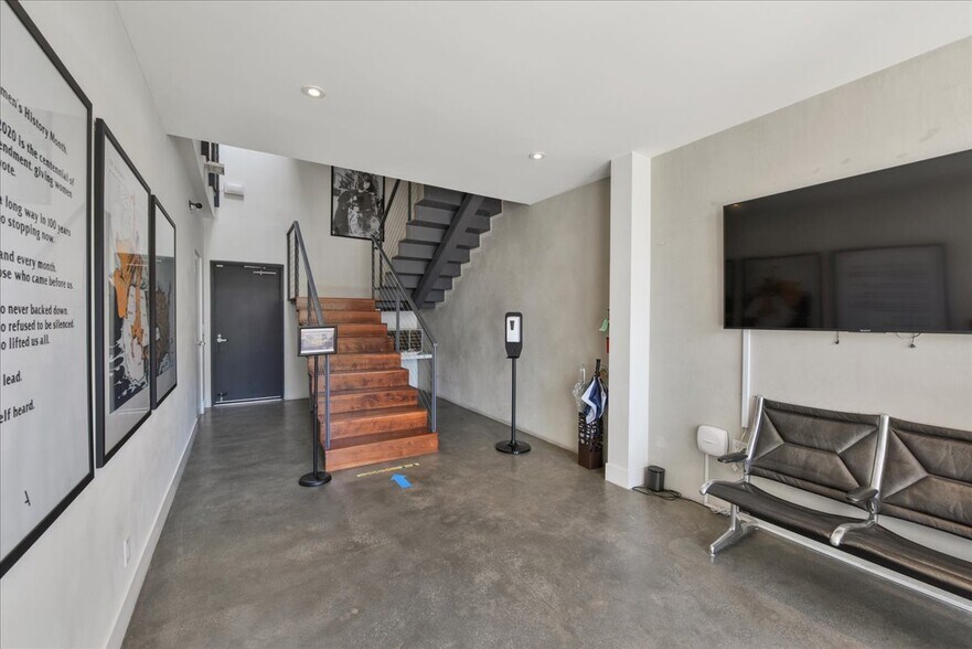 More Photos Of 1319 Abbot Kinney Blvd, Venice Loft Creative Space For Lease