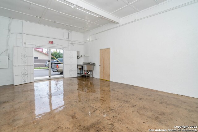 More Photos Of 1020 Roosevelt Ave, San Antonio Freestanding For Sale