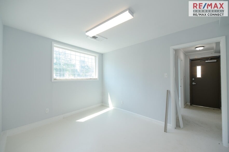 More Photos Of 2850 Cromwell Rd, Norfolk Warehouse For Sale