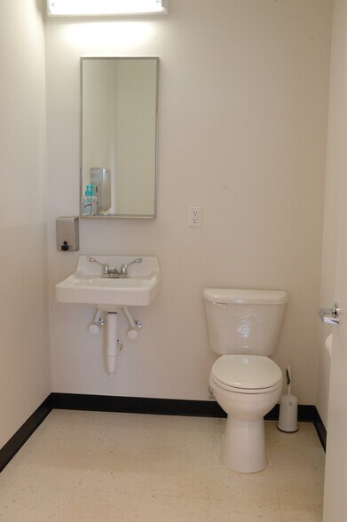 More Photos Of 21135 Whitfield Pl, Sterling Medical For Lease