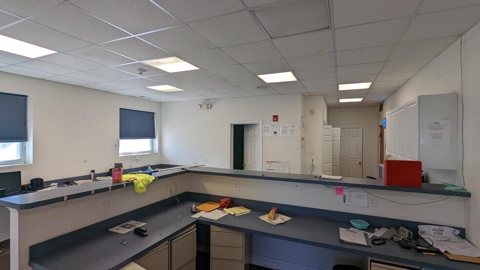 More Photos Of 717 Longfellow St, Woodbine Warehouse For Lease