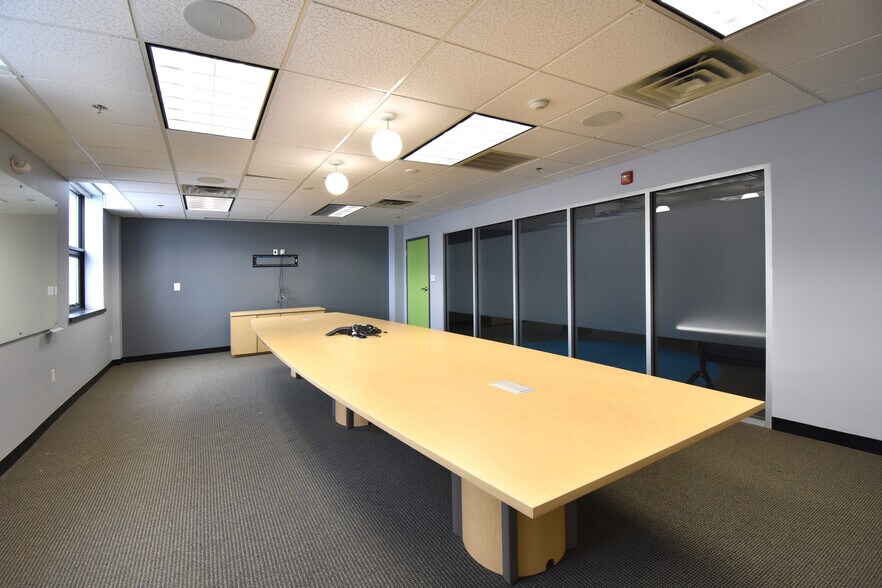 More Photos Of 100 Tradecenter Dr, Woburn Medical For Lease