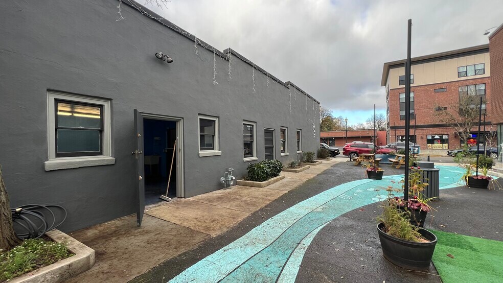 More Photos Of 155-167 Main St W, Monmouth Storefront For Lease