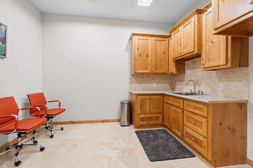 More Photos Of 25329 Budde Rd, The Woodlands Unknown For Lease