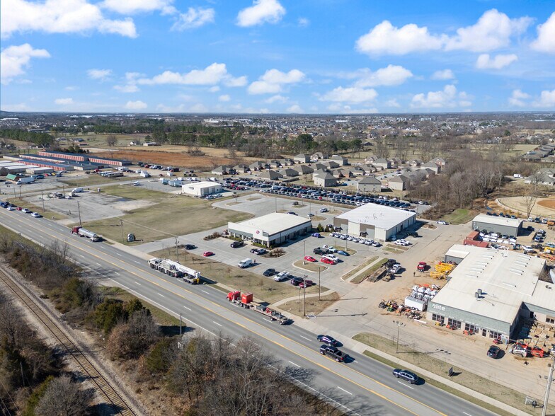 More Photos Of 2414 S 8th St, Rogers Freestanding For Lease