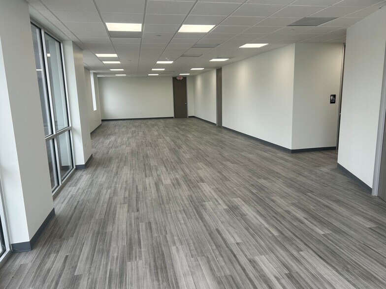 More Photos Of 10450 Greens Crossing Blvd, Houston Distribution For Sale