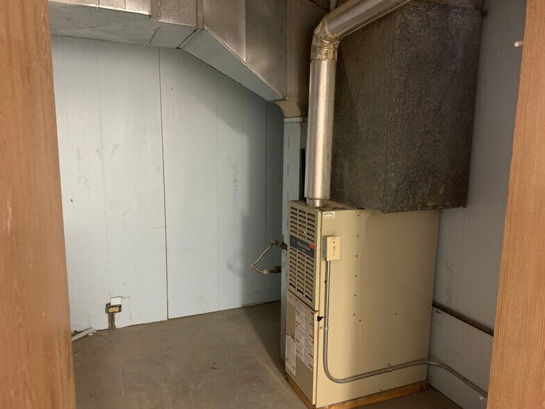 More Photos Of 21 Dons Way, Blackfoot Industrial For Lease