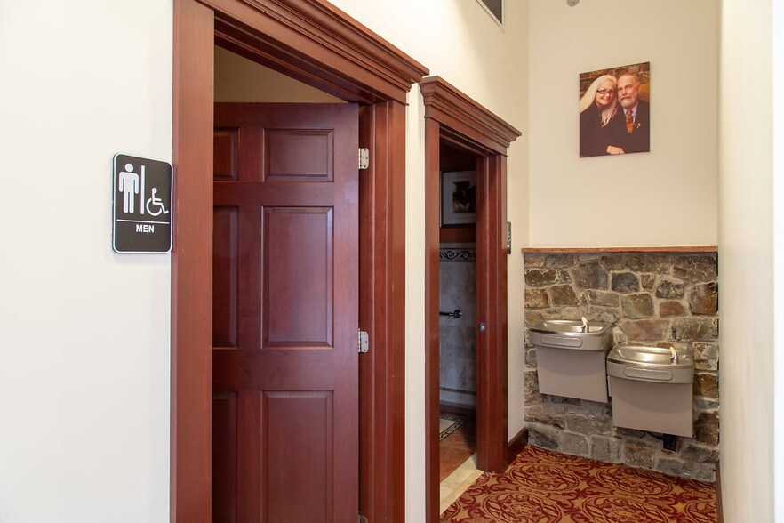 More Photos Of 700 E Main St, Anoka Freestanding For Lease