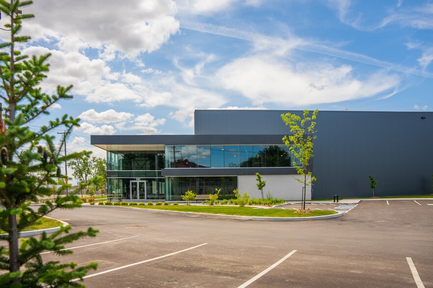 More Photos Of 141 Boul Bellerose O, Laval Warehouse For Lease