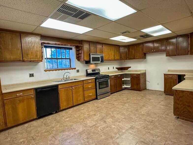 More Photos Of 17201 S Highway 81, Bison Warehouse For Sale