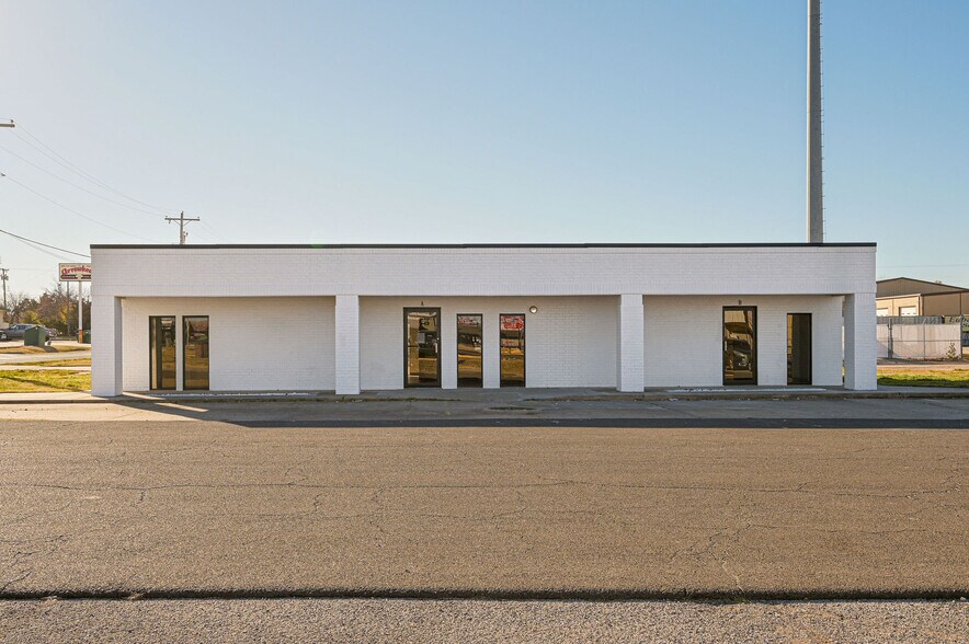 More Photos Of 3009 Epperly Dr, Oklahoma City Office For Sale