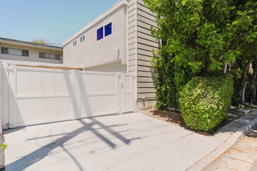 Primary Photo Of 4405 Ventura Canyon Ave, Sherman Oaks Apartments For Sale